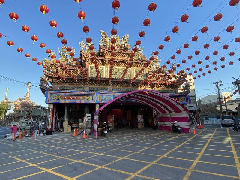 伸港福安宮高掛大紅燈籠，迎接重建聖母殿入火安座。（伸港福安宮提供）