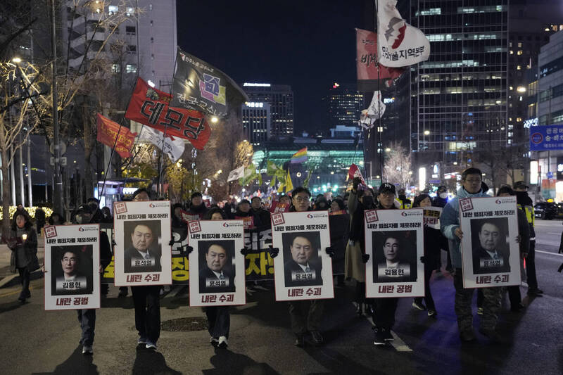 南韓民眾湧上首爾街頭抗議，怒嗆南韓總統尹錫悅、前國防部長金龍顯。（美聯社）