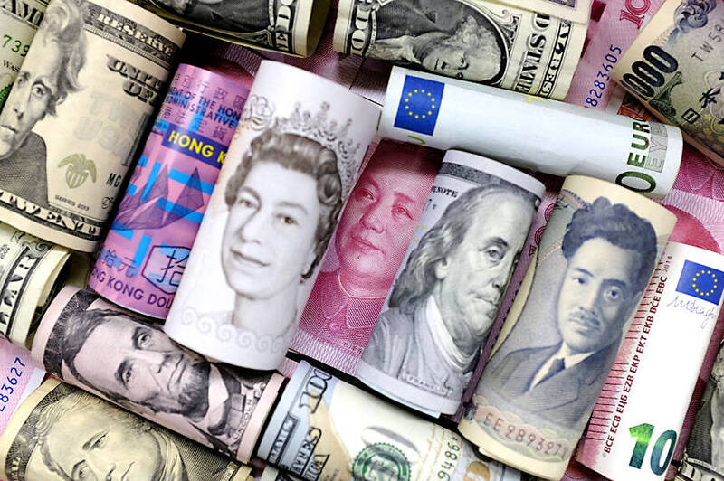 
Euro, Hong Kong dollar, US dollar, Japanese yen, British pound and Chinese 100 yuan banknotes are seen in this picture illustration from Jan. 21, 2016.
Photo: REUTERS