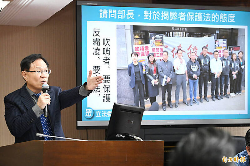 
Taiwan People’s Party Legislator Chang Chi-kai, left, questions Minister of Labor Hung Sun-han during a legislative hearing in Taipei on Wednesday.
Photo: Chen Yi-kuan, Taipei Times