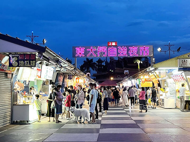 
People visit Dongdamen Night Market in Hualien on Friday last week.
Photo: CNA