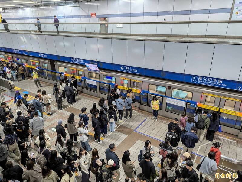 周杰倫在台北大巨蛋開唱，台北捷運加派5部空車疏運散場人潮。（記者林承鴻攝）