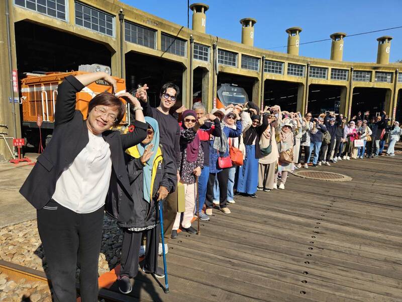 彰化縣打造穆斯林友善旅遊，36人新加坡旅遊團今到彰化市參觀，感受全國唯一仍在使用的扇形車庫。（圖縣府提供）