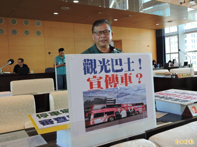 市議員李天生表示，雙層觀光巴士不要淪為宣傳車。（記者蘇金鳳攝）