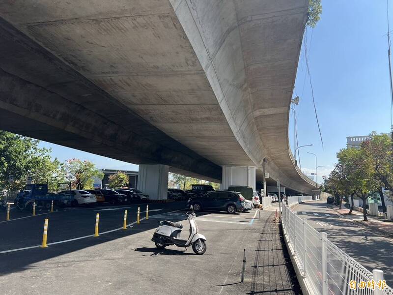 斗六市公所盤點轄內閒置公有空間及髒亂點，可以停車即畫設停車格，不能停就畫紅線，預計明年可新增3000個停車格，圖為最近整理好的明德北路路橋下方。（記者黃淑莉攝）