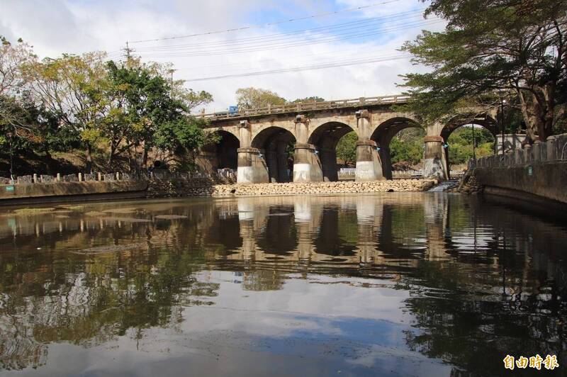 迷人的新竹縣關西鎮東安古橋是縣定古蹟，明天將有清大跟地方合作的東安古橋慢活節。（記者黃美珠攝）