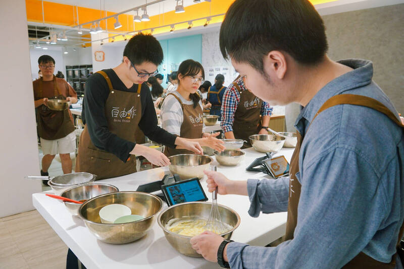 台師大試辦新方案助心智障礙者體驗大學生活，圖為學員參加資源教室辦理烘焙手作活動。（台師大提供）