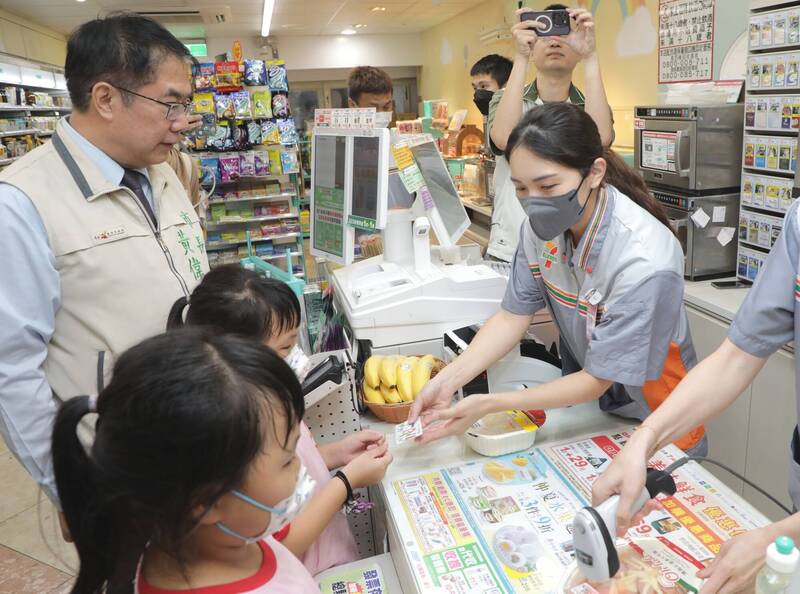 南市愛心餐食補給站計畫，餐券結合數位學生證或學生一卡通電子票卡，提供兒少免費兌餐。（圖由南市社會局提供）