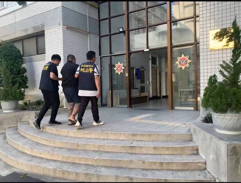 警方拘捕詐騙集團許姓主嫌。（警方提供）