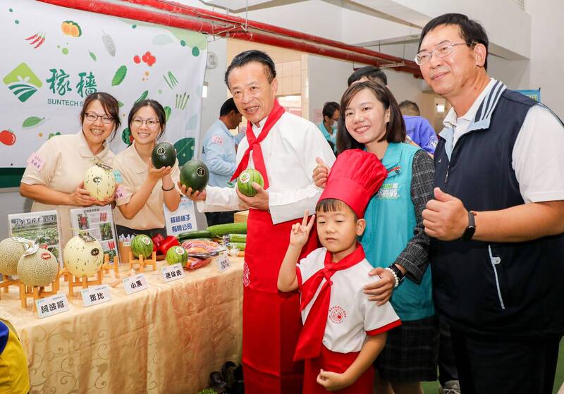 嘉義縣長翁章梁（中）參與食農教育博覽會。（嘉義縣政府提供）