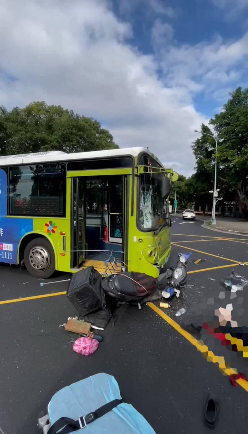 璩男機車撞上公車。（記者王冠仁翻攝）