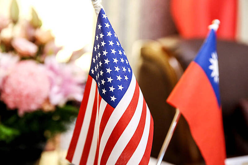 
The US flag, left, and the Taiwanese flag are pictured in Taipei, Taiwan, on Feb. 22.
Photo: I-Hwa Cheng/Bloomberg