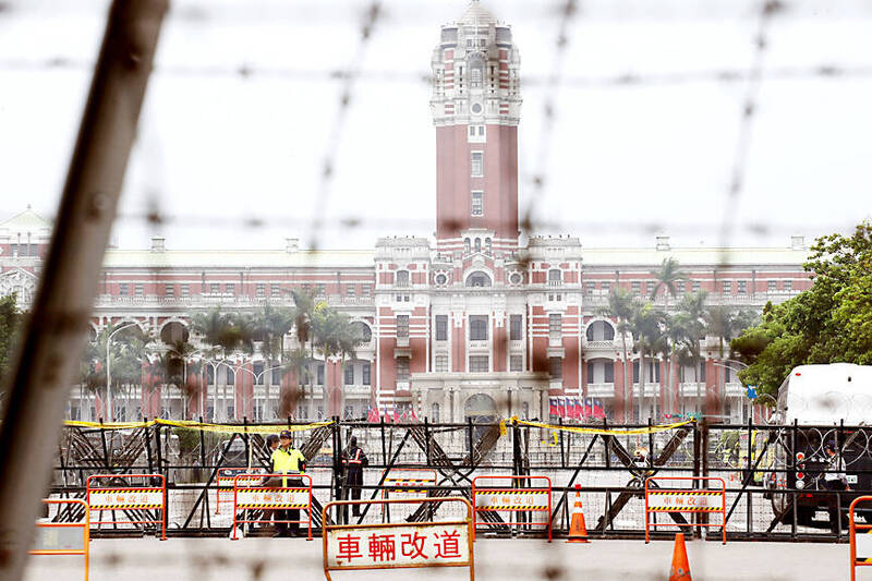 
Barriers are set up outside the Presidential Office Building in Taipei on March 30, 2014.
Photo: CNA