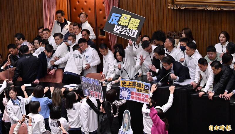 立法院國民黨團今於院會提出變更議程，將國民黨立委傅崐萁、許宇甄等人加嚴版本的選罷法列為討論事項第一案，民進黨立委佔領主席台反制，引發朝野衝突，有多人受傷。（記者劉信德攝）