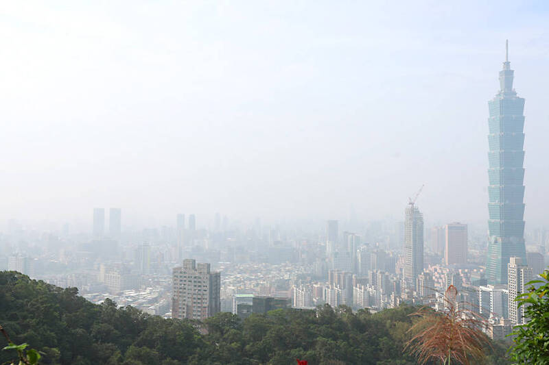 
The Taipei skyline is pictured through haze on Nov. 15.
Photo: CNA