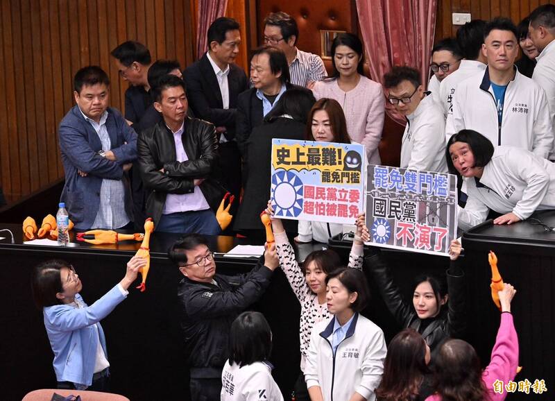 立法院國民黨團今日院會提出提變更議程，要將傅崐萁、許宇甄等人加嚴版本的選罷法列為討論事項第一案，民進黨立委賴瑞隆、邱志偉發動奇襲佔領主席台，引發朝野衝突。（記者劉信德攝）