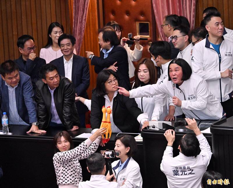 立法院國民黨團6日突於院會變更議程，將「公職人員選舉罷免法」罷免連署需附身分證影本一案列為討論事項第一案，藍綠立委隨即爆發衝突。民進黨立委以尖叫雞反制陳玉珍。（記者劉信德攝）