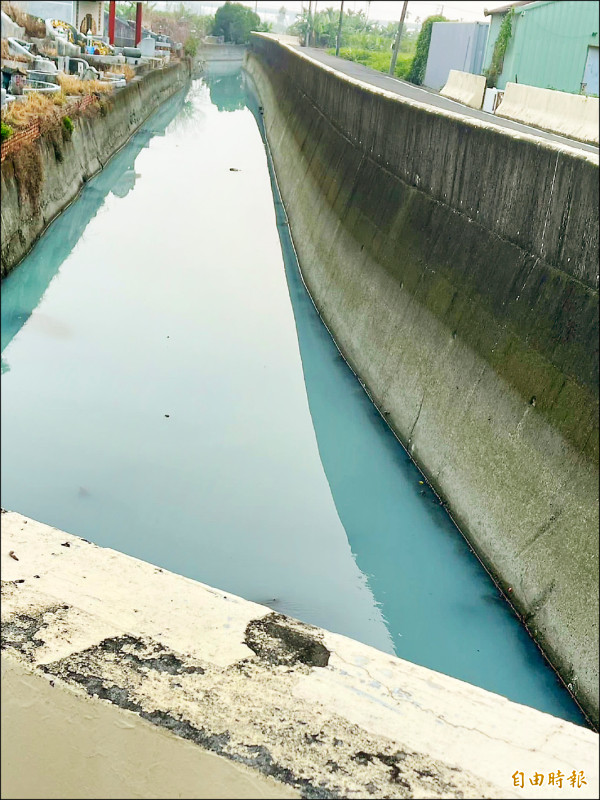 屏東縣南州鄉南安村附近1條圳溝出現「牛奶河」景像，居民要求縣府追查污染元凶。（記者陳彥廷攝）