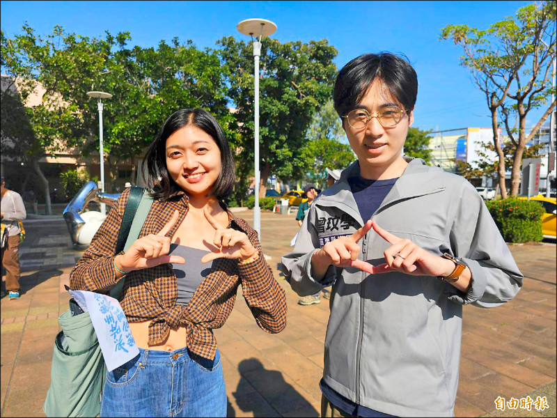 苗栗縣議員曾玟學（右）呼籲認同台灣主權的人民站出來。（記者彭健禮攝）