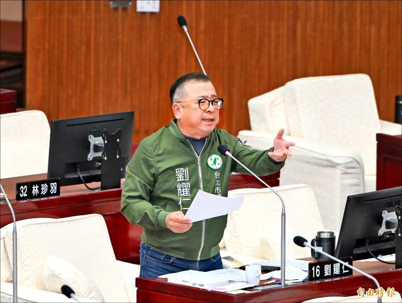 民進黨議員劉耀仁昨質詢時要求市長蔣萬安與校長張云棻向中山女高學生道歉。（記者田裕華攝）