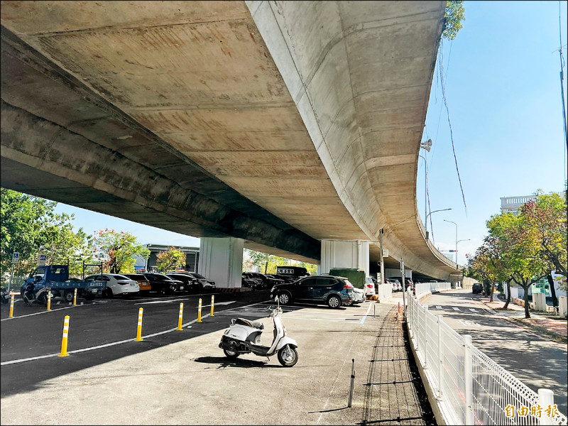 斗六市公所盤點轄內閒置公有空間，明德北路陸橋下方新闢停車格。（記者黃淑莉攝）