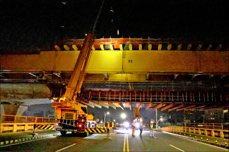 經過夜間施工，北興陸橋上方完成高架橋合龍連結作業。（記者王善嬿攝）