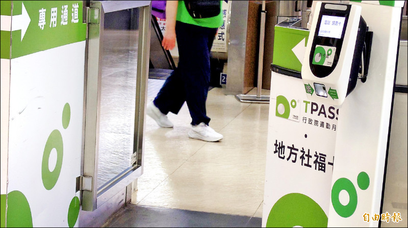 南高屏TPASS「季票」服務,現有的月票方案都可一次購買90天。(記者洪瑞琴攝) 南高屏TPASS「季票」服務,現有的月票方案都可一次購買90天。(記者洪瑞琴攝)