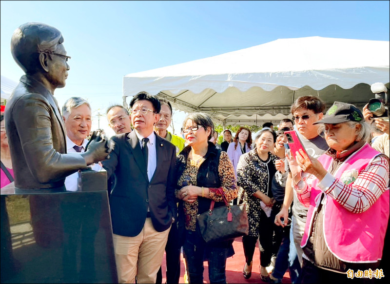 各界緬懷黃先柱對台灣民主的貢獻，七股西寮建立紀念公園和雕像。
（記者楊金城攝）