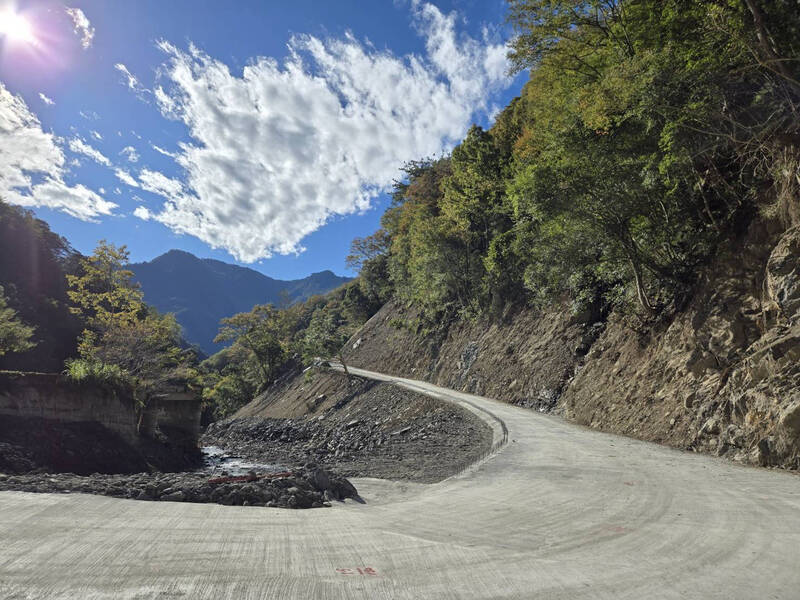 新竹縣司馬庫斯聯絡道路10K+150處2號橋臨時便道已接近搶修完成。（尖石鄉公所提供）