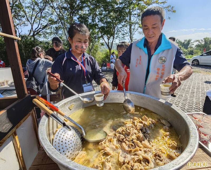 龍興社區準備了逾500份的筍雞、三杯雞、豆乳雞，以及鹹飯、鹹粿等地方美食大請客。（記者吳俊鋒攝）