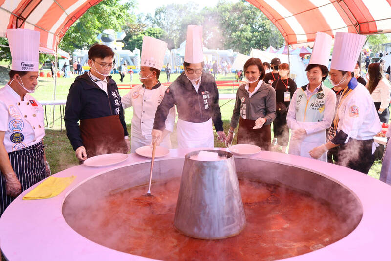 陳其邁化身總鋪師，親自體驗烹調大鍋番茄料理「路竹番茄雞肉螺旋麵」。（高市府提供）