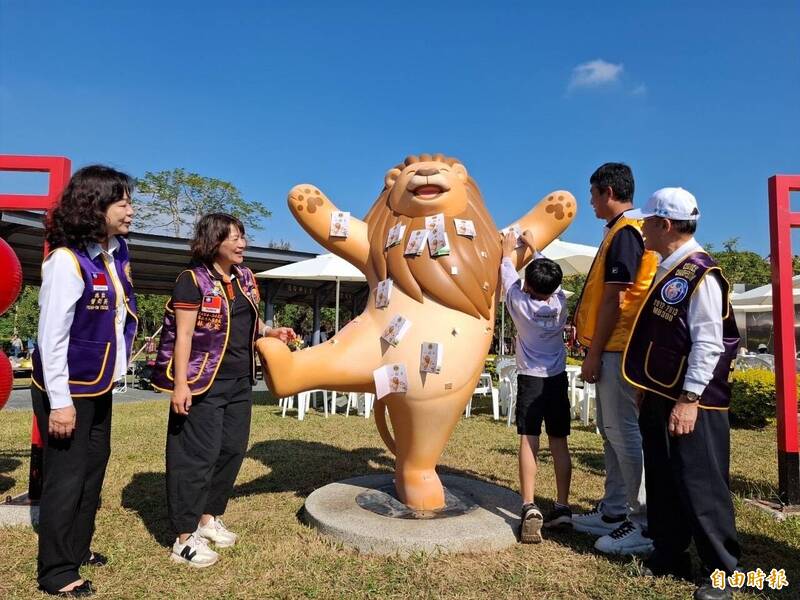 修緣育幼院院童將心願卡掛在「快樂獅」公仔，由獅子會成員逐一實現院童願望贈送禮物。（記者丁偉杰攝）