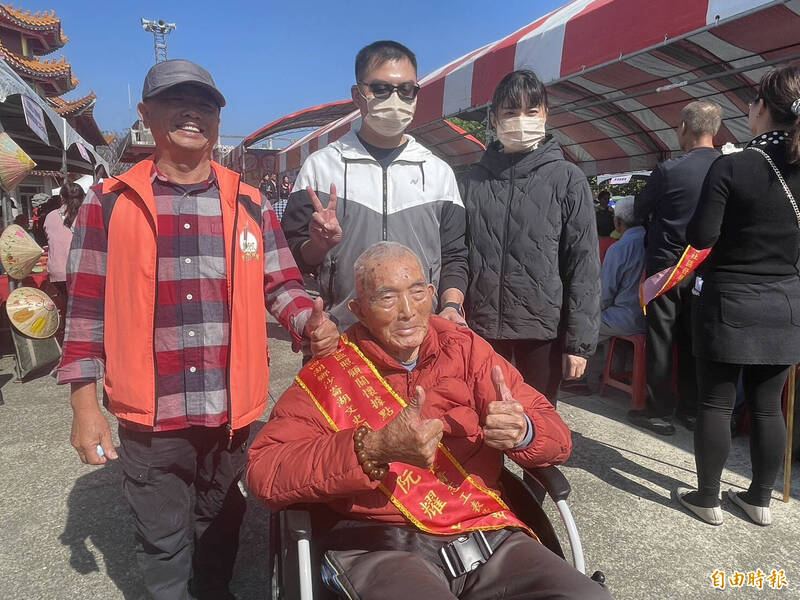 高齡96歲阮耀山（前中）獲績優志工。（記者李文德攝）