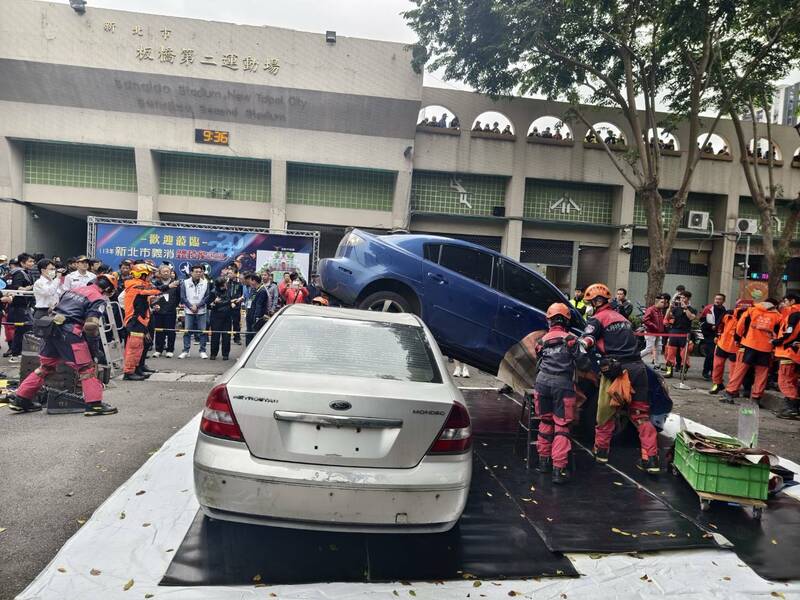 新北市義消、民間救難人員使出渾身解數展現救災技巧。（記者徐聖倫翻攝）