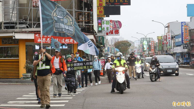 「台灣主站派 接力護台灣」全島接力活動，今邁入第8天，下午楊梅站百人響應走至中壢火車站。（記者黃政嘉攝）