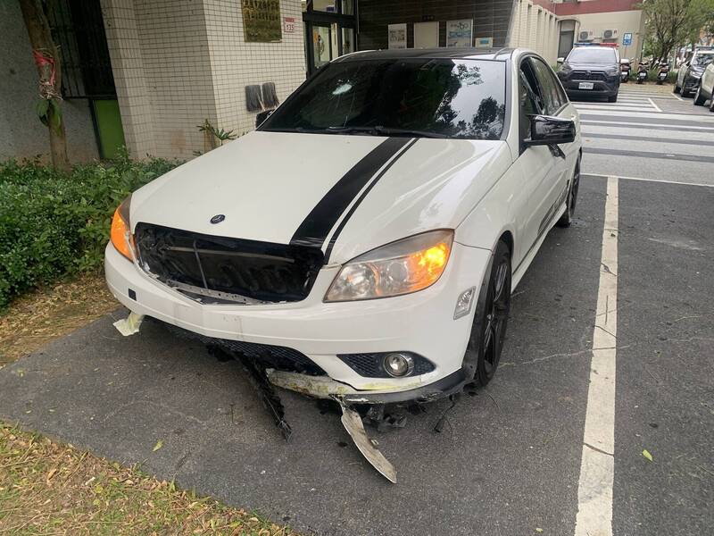 王姓男子駕駛駕車自撞安全島被逮。（警方提供）