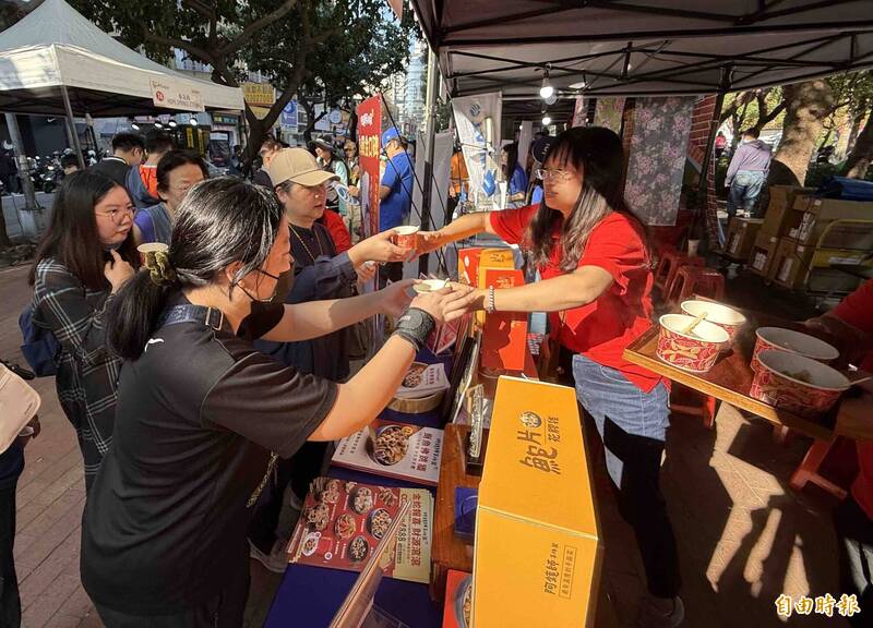 台中十大伴手禮週六日市集現場票選競爭激烈，阿鏡師手路菜等業者現場試吃大放送搶票。（記者蔡淑媛攝）