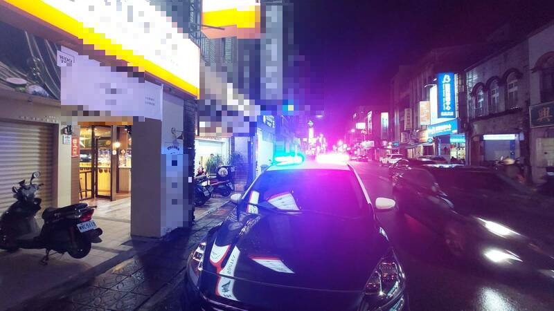 宜蘭市區今晚爆持刀砍人事件，鬆餅屋男店員左手臂中刀濺血。（民眾提供）