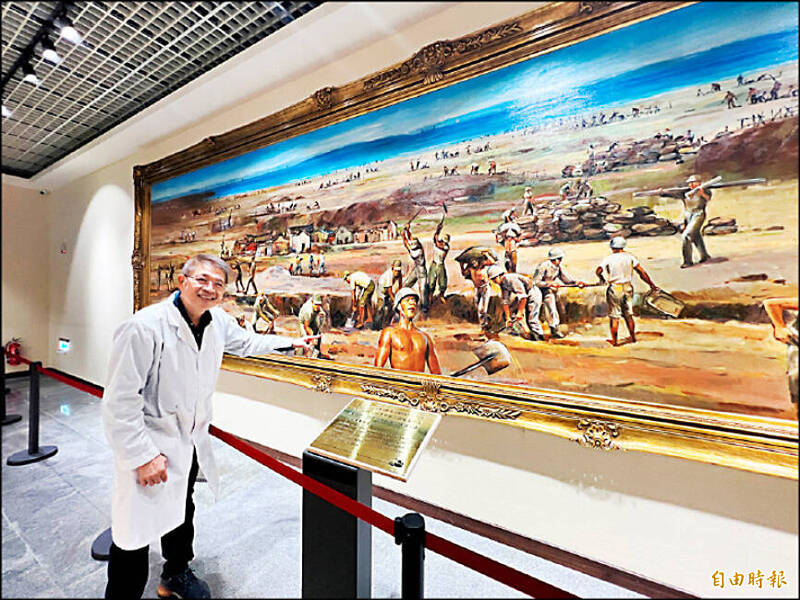 Art restorer Kuo Chiang-sung points to a painting related to the Battle of Guningtou in an undated photograph. 
Photo: Wu Cheng-ting, Taipei Times