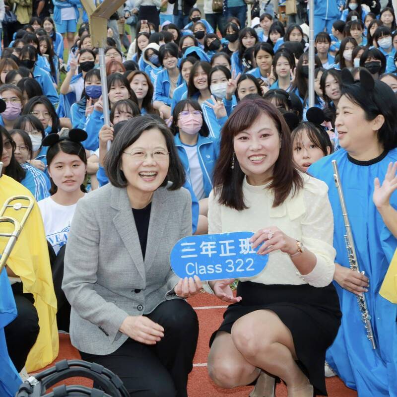 台北市中山女高今日慶祝創校127週年，前總統蔡英文返回母校一同歡慶。（圖擷自「蔡英文 Tsai Ing-wen」臉書粉專）