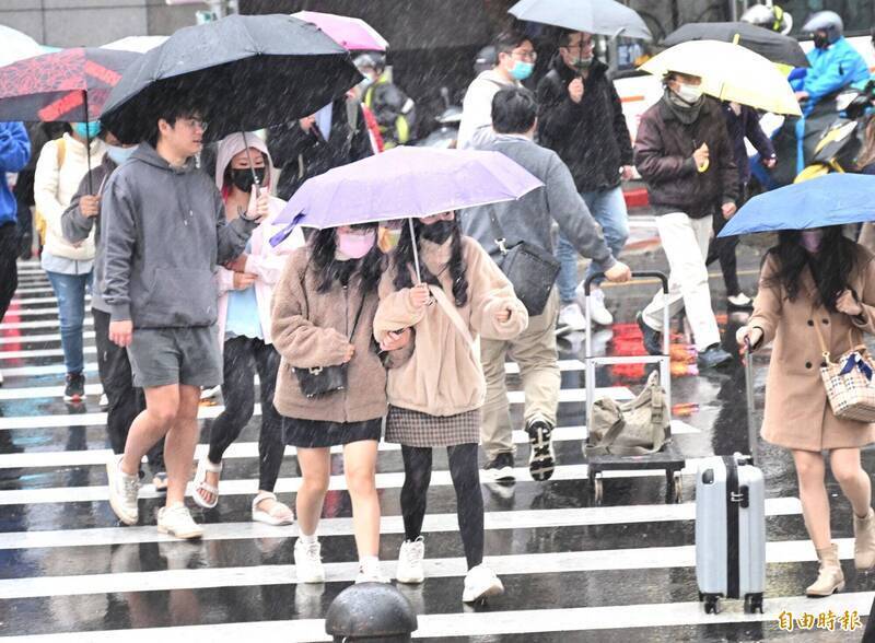 今天（7日）因東北季風增強，桃園以北、宜蘭及花蓮地區降雨機率提高，其中基隆北海岸、宜蘭地區及大台北山區降雨較持續，有局部較大雨勢發生的機率。至於下週四到下下週一天氣都會受東北季風影響，北部天氣轉涼，且冷空氣強度偏強。（資料照）