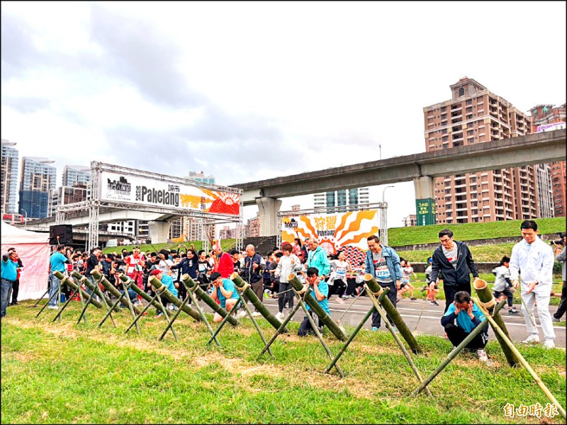 新北市八個浪pakelang城市狩獵路跑，以原住民傳統禮炮揭開序幕。（記者羅國嘉攝）