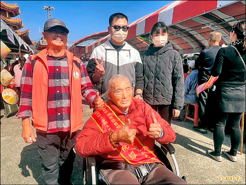 高齡96歲阮耀山（前中）獲績優志工。（記者李文德攝）