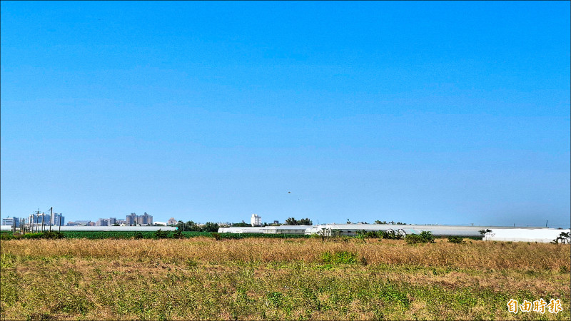 嘉義縣擴大縣治第一、第二開發區，目前仍是大片空地的。（記者林宜樟攝）