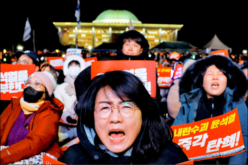 ●南韓總統尹錫悅三日以「反國家勢力策劃叛亂」為由宣告戒嚴，但朝野幾乎一致反對，戒嚴令在六小時後解除，之後引發民眾示威。（路透）