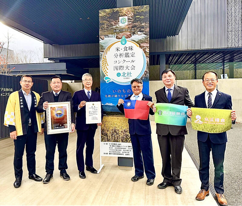 台中稻農林凡閔（左3）獲選日本「米．食味分析鑑定競賽國際大會」最高「金賞」獎。（烏日區農會提供）