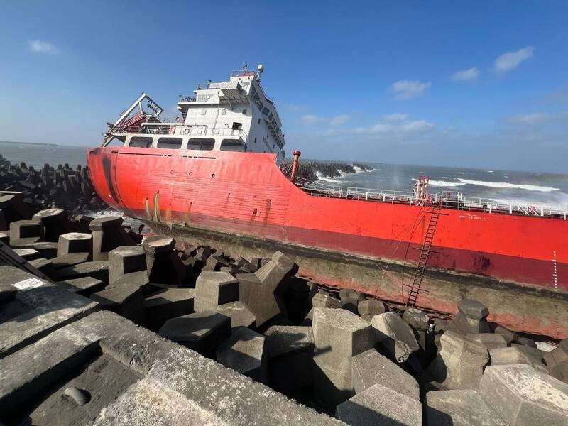 巴拿馬籍「LIQUIDGEN（液態寶石） 」油輪，擱淺在台中港南防沙堤。（台中港務分公司提供）