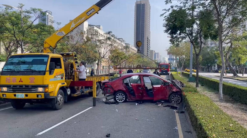 紅色轎車疑高速行駛失控自撞，車內4人受傷送醫，也造成高雄民生二路西向快車道一度無法通行。（民眾提供）