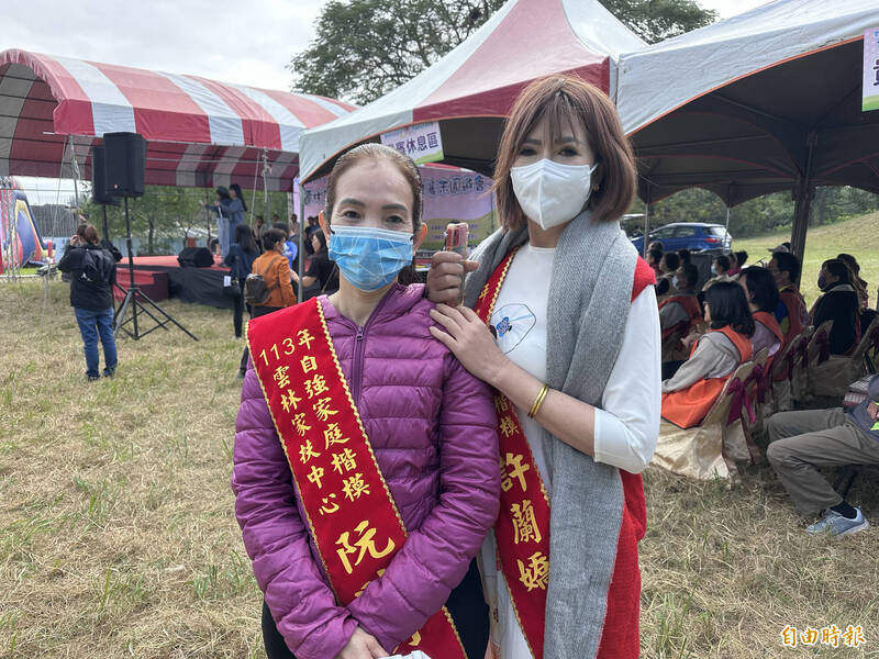 新住民媽媽阮映月（左起）、許蘭嬌獲雲林家扶中心自強家長表揚。（記者李文德攝）