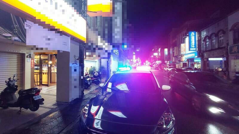 宜蘭市一間鬆餅屋男店員被人持西瓜刀砍傷，警方查出2少年涉案。（圖由民眾提供）